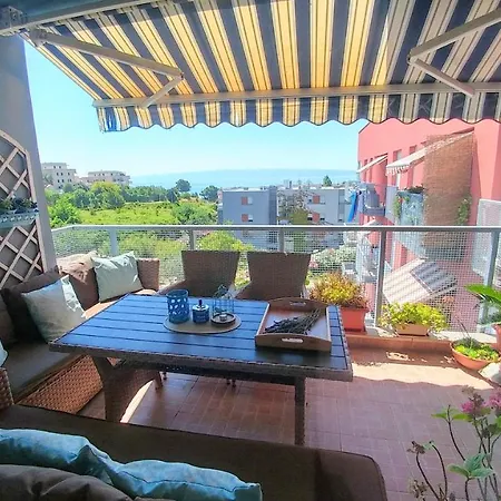 Deluxe Sea View Апартаменти *